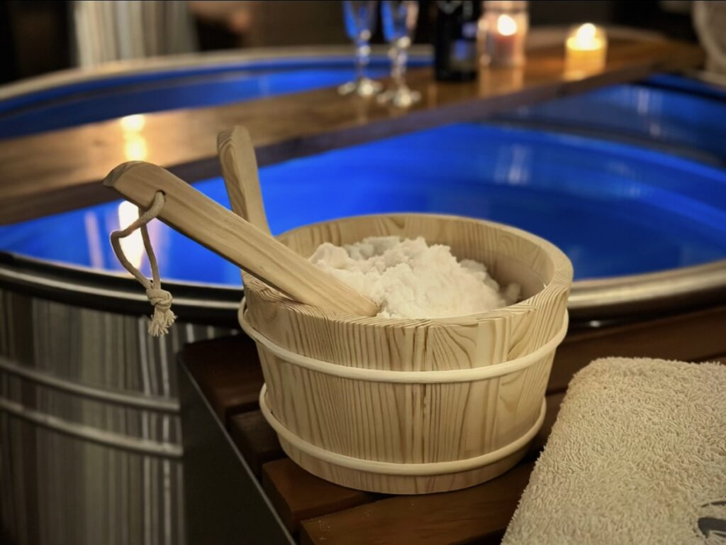 kąpiel w soli w balii ogrodowej