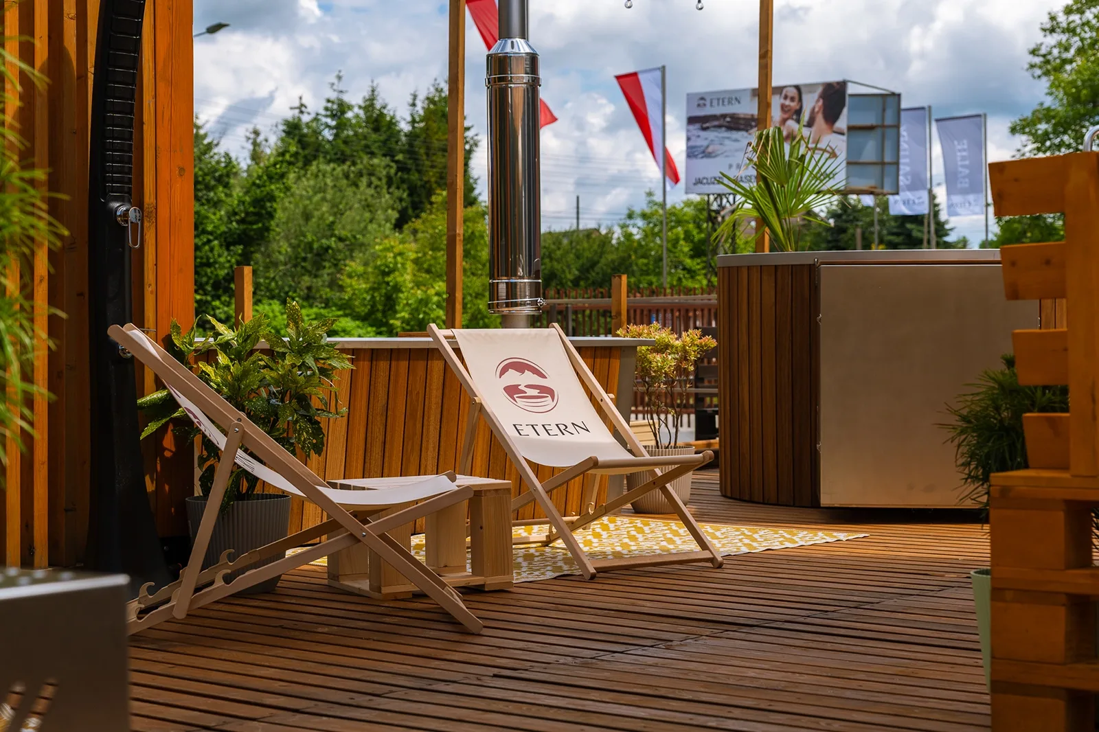 Showroom ETERN w Andrychowie – taras z leżakami i strefą SPA
